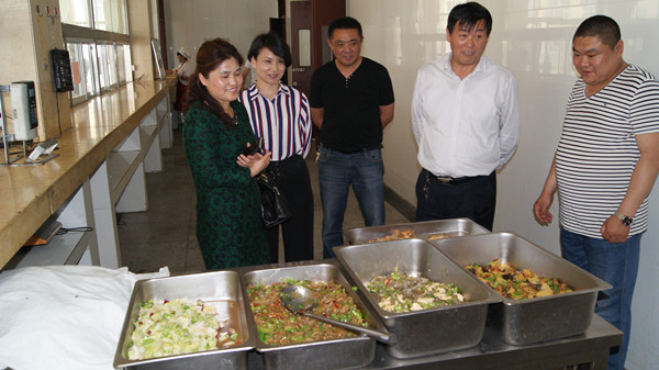 职工“小食堂”凸显公司“大关爱” (2)_副本.jpg