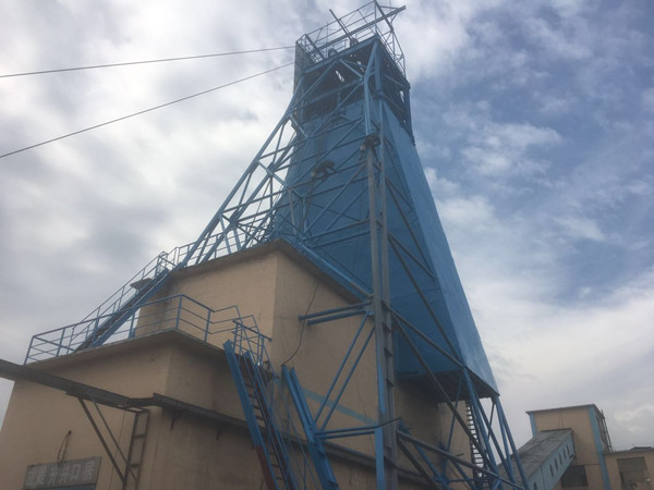 机修厂圆满完成崔庄煤矿主副井架防腐刷漆工作_副本.jpg
