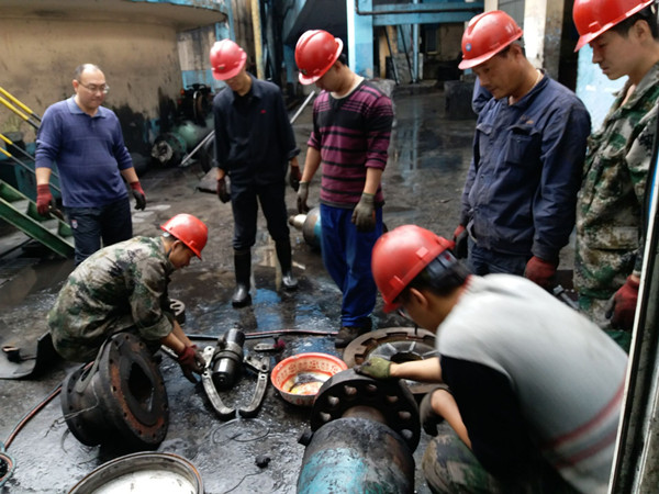 正源洗选公司争分夺秒抢修设备保生产 (1)_副本.jpg