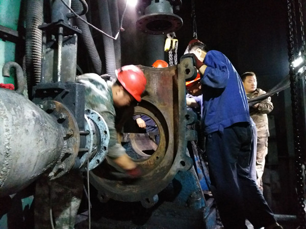 正源洗选公司争分夺秒抢修设备保生产 (2)_副本.jpg