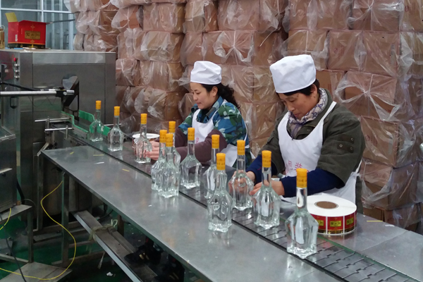 微山湖酒业齐心协力保春节供应 (2).jpg