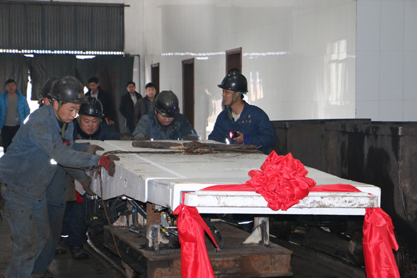 欢城煤矿ZY32000921掩护式液压支架下放取得圆满成功 (4)_副本.jpg