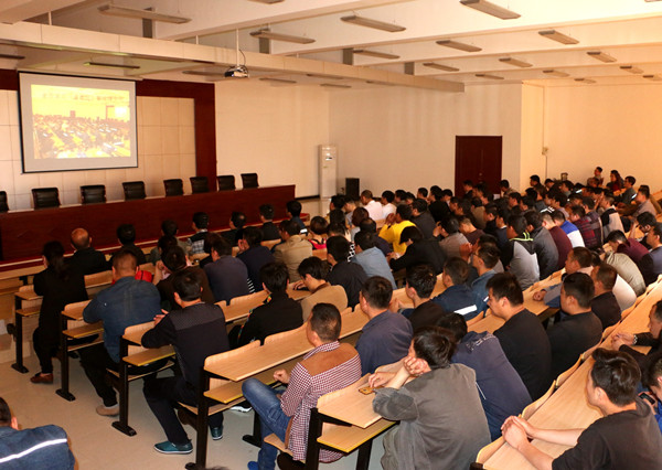 泗河煤矿全员观看“当代矿工” (1)_副本.jpg