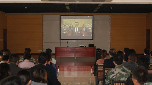 直播观看十九大 不忘初心跟党走 (1).JPG