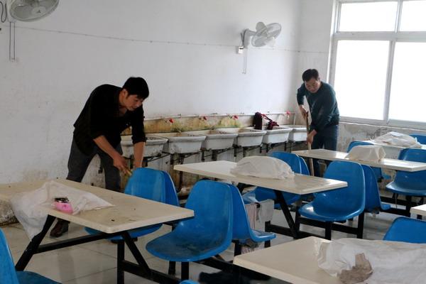 “义工”打扫食堂卫生.jpg