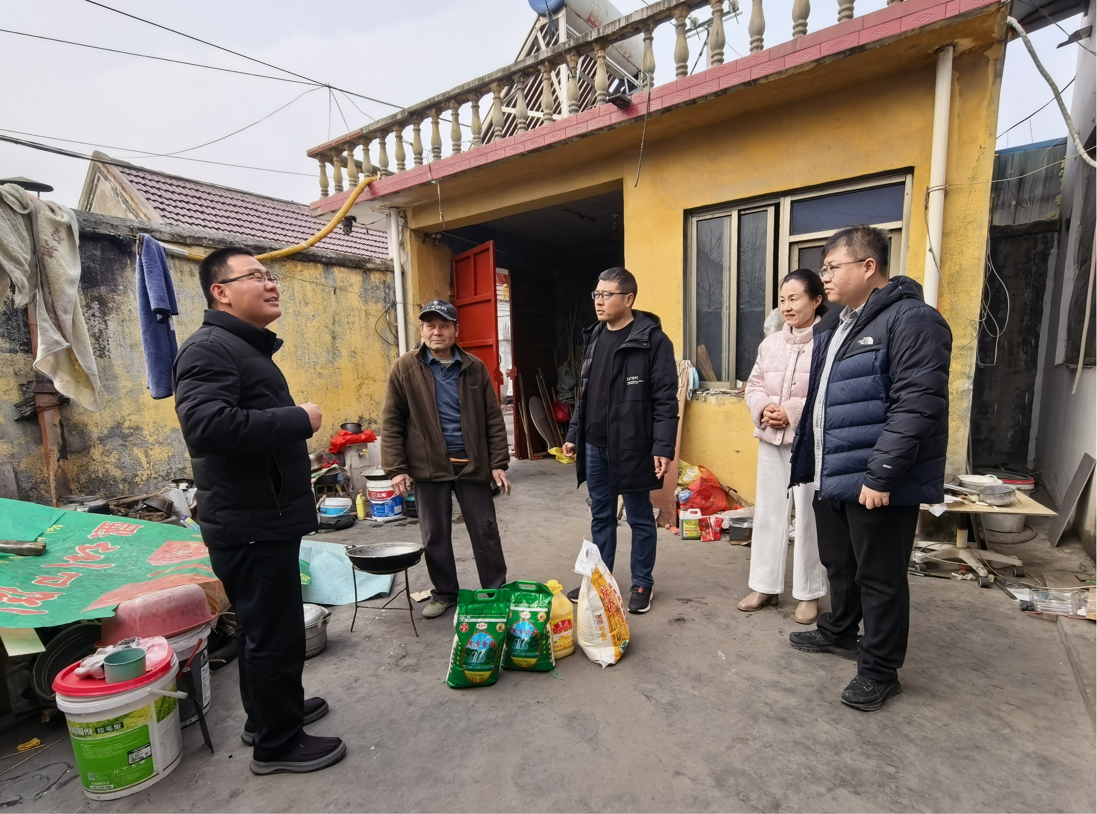 微矿集团到殷庄社区开展春节送温暖走访慰问活动